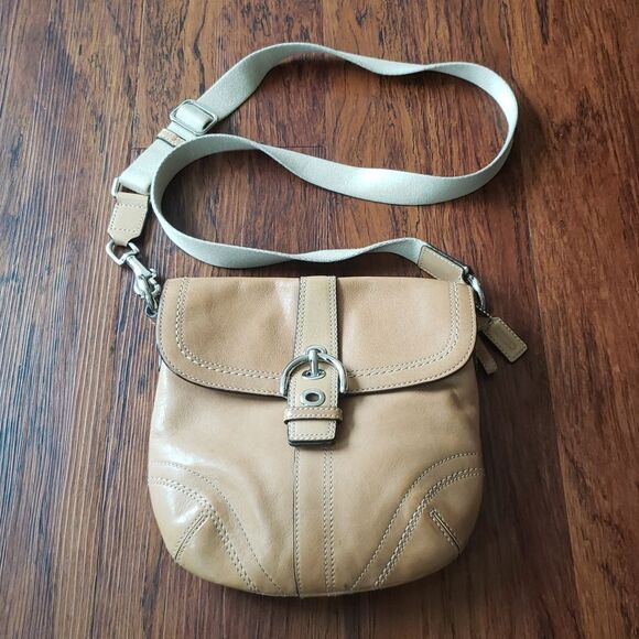 Vtg Coach Tan Chic Y2K Edgy Feminine Classic Buckle SoHo Leather Crossbody Bag - Picture 1 of 15